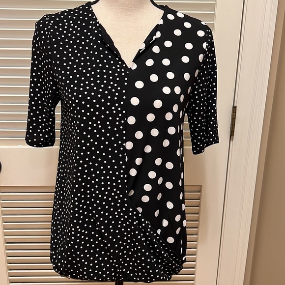 86. Tahari Blouse in Multi-Media Print Black & White Polka-Dots, Size Small - Picture 3 of 17
